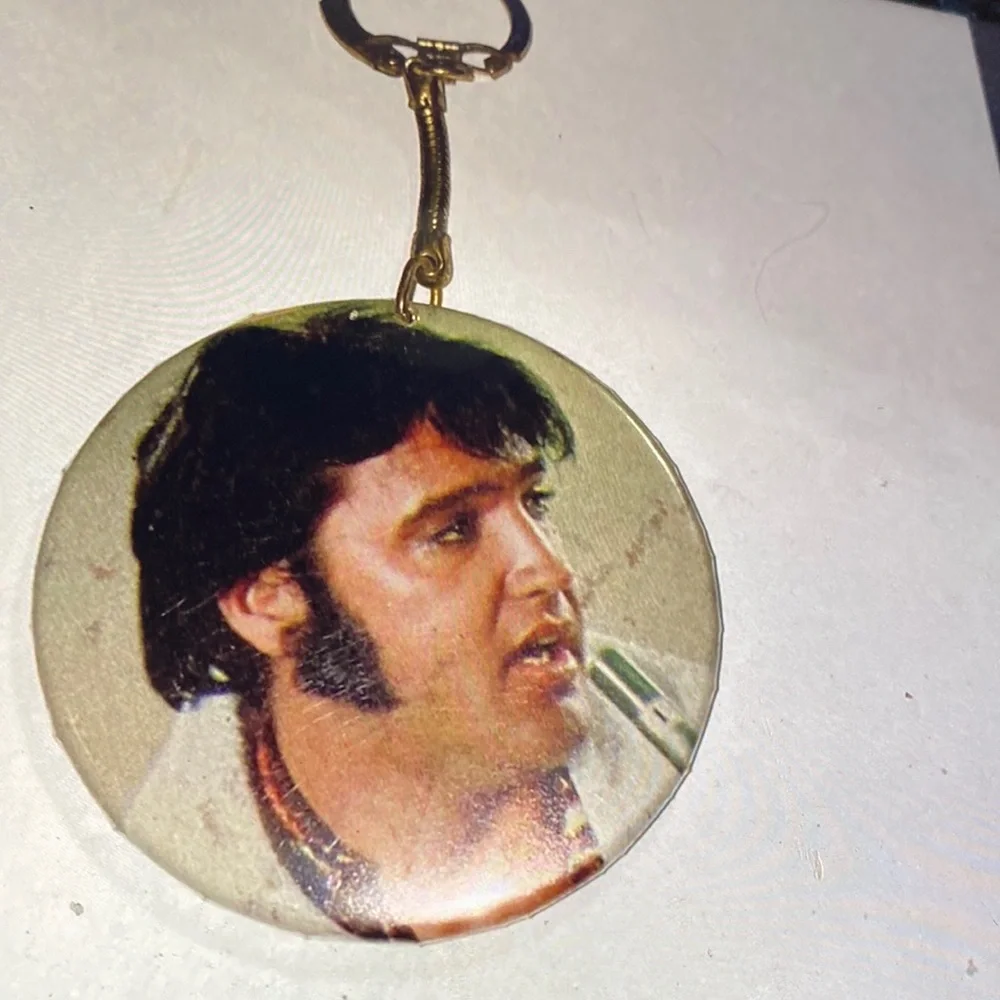 Vintage Elvis Presley button key ring chain